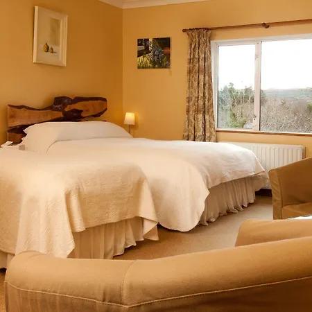 לינה וארוחת בוקר Sharamore House 4*