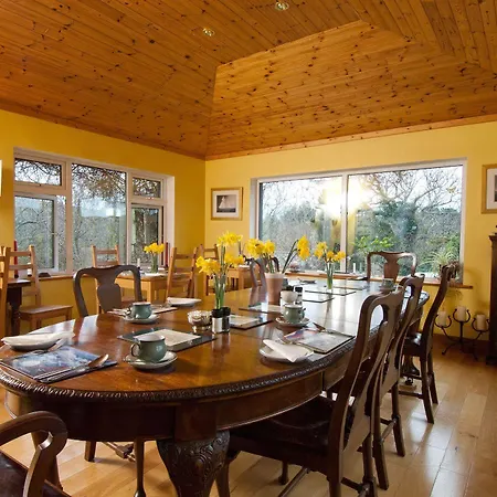 לינה וארוחת בוקר Sharamore House קליפדן